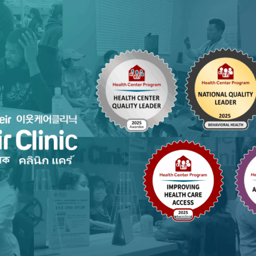 Cinco insignias de Reconocimiento a la Calidad en Salud Comunitaria se muestran en el lado derecho, otorgadas a Kheir Clinic por su excelencia en la atención médica. El logotipo de Kheir Clinic aparece en el lado izquierdo de la imagen.